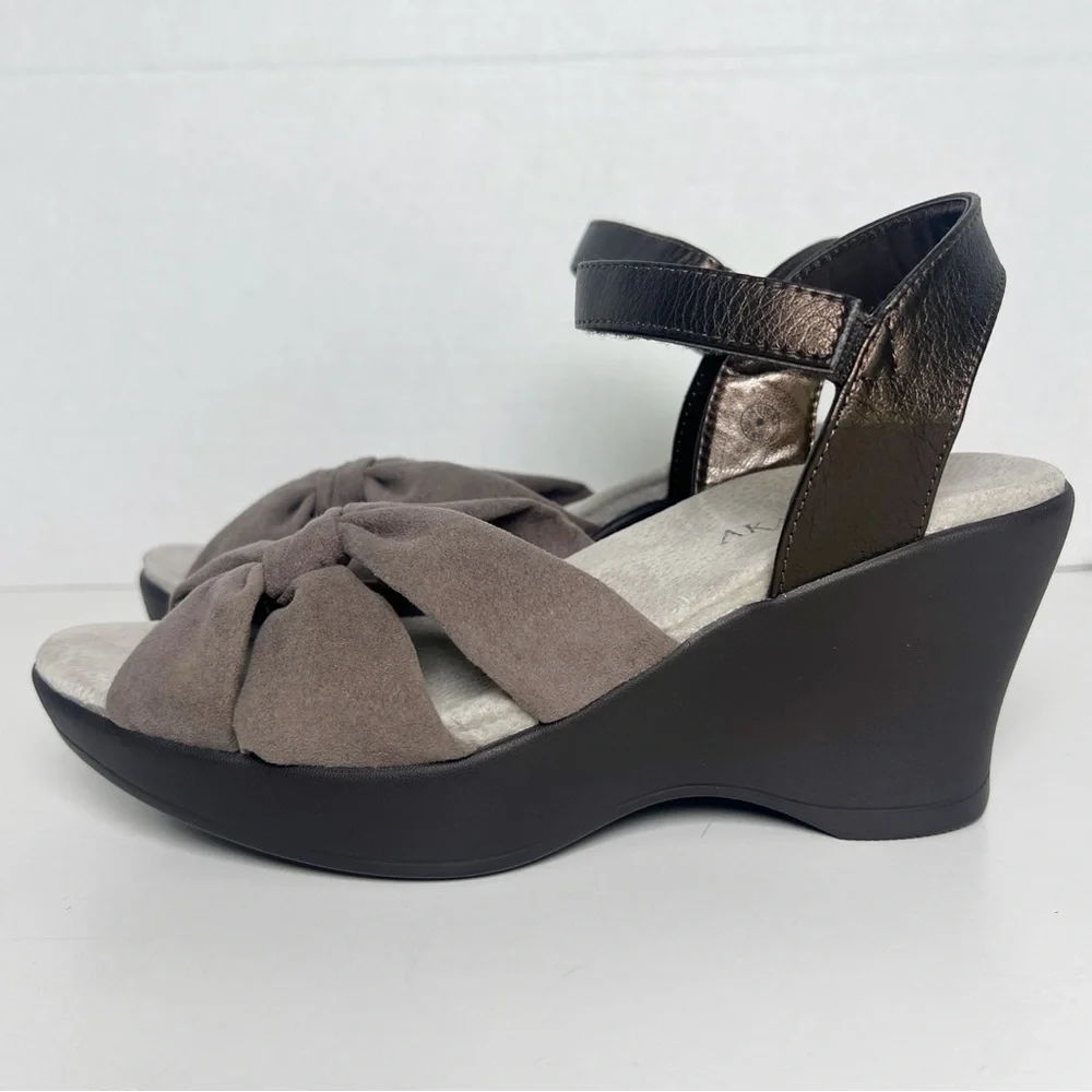 •AKAISHI• Miwa Open Toe Ankle‎ Strap Wedge Sandal in Cocoa Brown Size 6